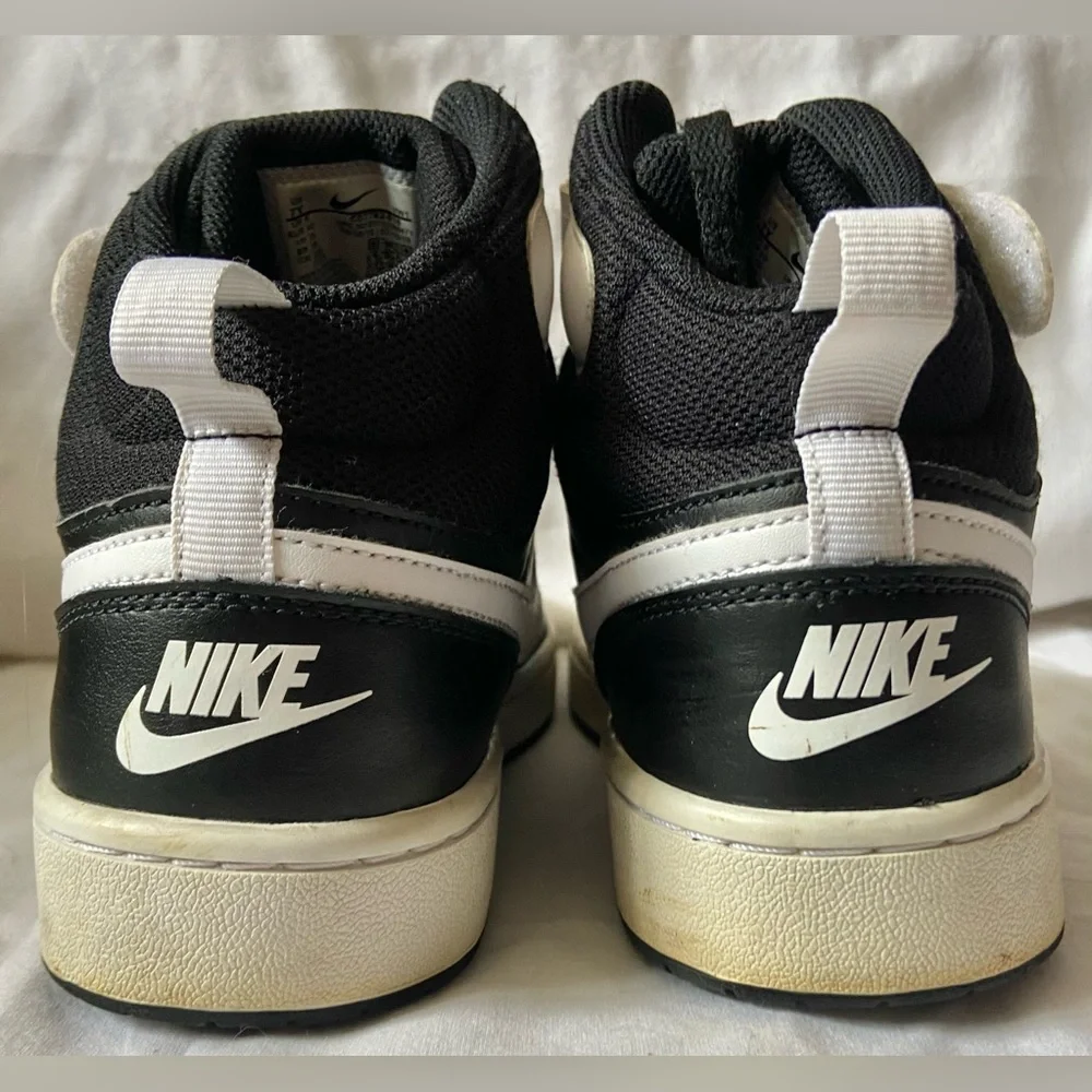 Nike Court borough Mid 2 Size 7Y. CD7782-010. EUC